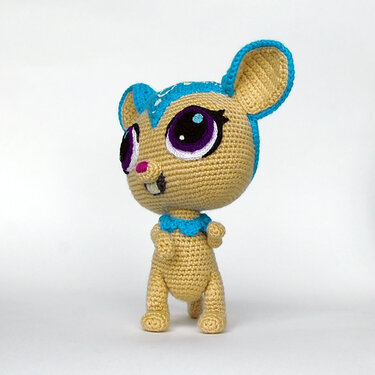 Amigurumi pattern for crochet sweet brown mouse.