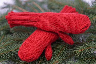 Nahaufnahme roter gestrickter Kinderfäustlinge mit Rippenbündchen