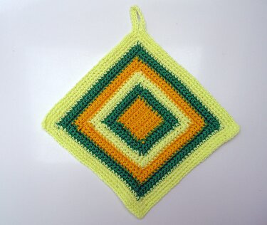 Quadratischer gehäkelter Topflappen gelb grün orange mit Aufhängeschlaufe