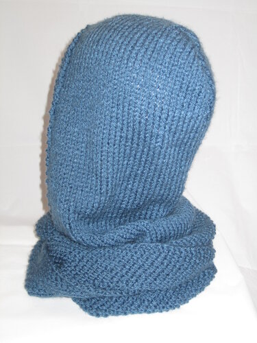 Gestrickter blauer Scoodie mit integrierter Kapuze und Schal auf hellem Hintergrund