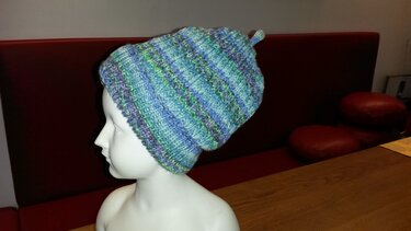 Schaufensterpuppe mit gestrickter Beanie-Mütze in Blau, Grün und Violett