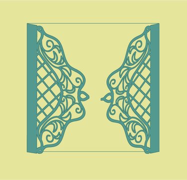 Symmetrische, blaugrüne Plottdatei mit ornamentalem Tor‑Motiv, Gitter- und Rankenmustern auf hellem Hintergrund.