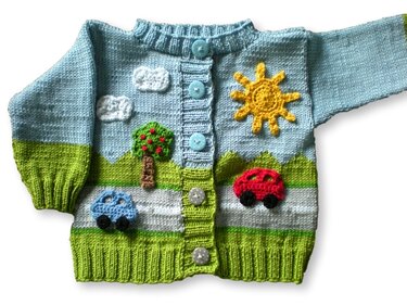 Hellblau-grüne gestrickte Babyjacke mit Sonne-, Wolken-, Baum- und Auto-Applikationen und Knopfleiste