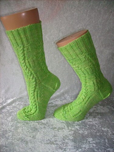 Grüne gestrickte Socken mit Zopfmuster, Rippenbündchen und geformter Ferse