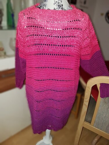 Gehäkelter Longpullover mit Farbverlauf von Pink zu Violett und horizontalen Ajourstreifen auf Schneiderpuppe