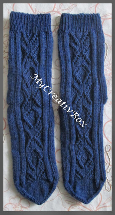 Dunkelblaue gestrickte Socken mit Zopf- und Rautenmuster