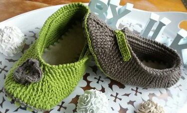 Zwei gehäkelte Damen-Ballerinas, eine grün mit Blüte, eine braun mit Riemen