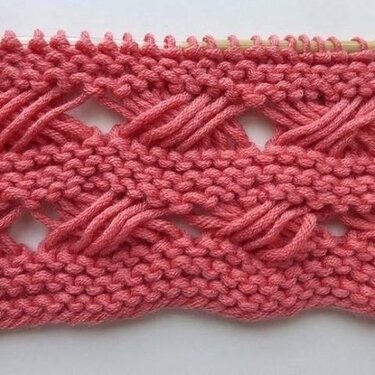 Korallenrosa Strickmuster mit kraus rechts, offenen Maschen und geschlungenen Schlingen
