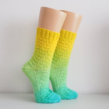 On the beach - easy socks with faux cables - Image 4