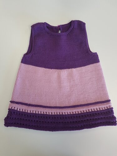 Gestricktes A-Linien-Babykleid in Dunkellila und Flieder mit gemustertem Saum