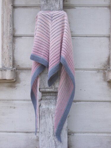 Gestricktes Dreieckstuch in Rosa mit grauem Rippenrand, hängend an einer verwitterten Holzlatte