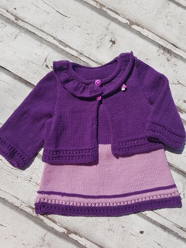 Gestricktes Babyset mit violettem Bolero und rosa Kleid