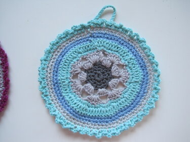 Gehäkelter Topflappen mit Muschelkante, Farbringen und Aufhängeschlaufe