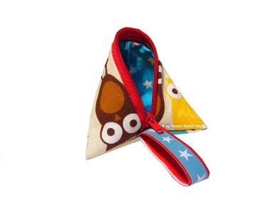 Pyramidenförmiges Utensilo mit rotem Reißverschluss, Trageschlaufe und blauem Innenfutter mit Sternen