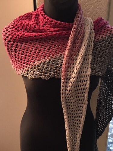 Gehäkeltes Dreieckstuch in Ombre-Farben (Pink bis Grau) auf schwarzer Büste