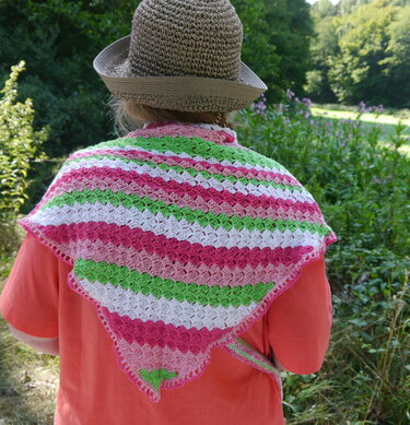 Rückenansicht einer Person mit gehäkeltem Dreieckstuch in Rosa, Weiß und Grün
