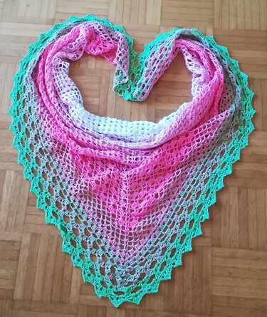 Gehäkeltes Dreieckstuch in Herzform, Farbverlauf Weiß–Rosa–Mint, offenes Netzmuster und Spitzensaum