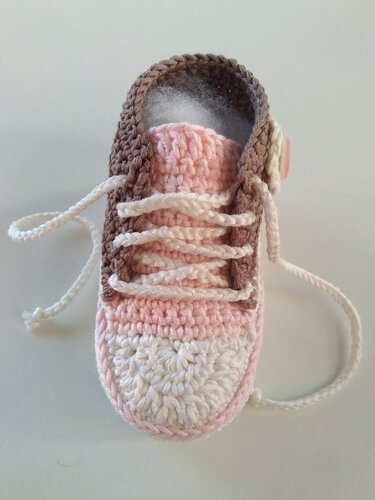 Gehäkelter Babyschuh mit Schnürsenkeln in Rosa, Braun und Weiß