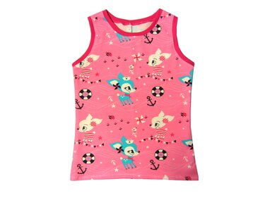 Pinkes ärmelloses Kindershirt mit Muster aus Rehen in Matrosenlook, Ankern und Rettungsringen auf rosa Hintergrund.