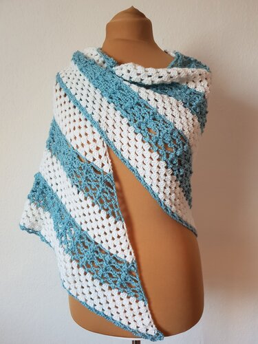 Gehäkeltes Dreieckstuch in Weiß und Türkis mit Streifen- und Lochmuster auf Schneiderpuppe