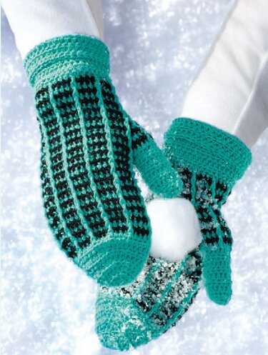 Türkis-schwarze gehäkelte Fäustlinge mit Daumenkeil halten einen Schneeball