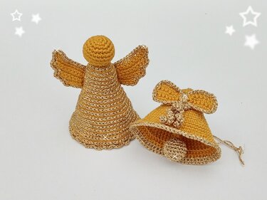 Zwei gehäkelte Weihnachtsanhänger: Engel mit Flügeln und Glocke mit Schleife in Goldtönen