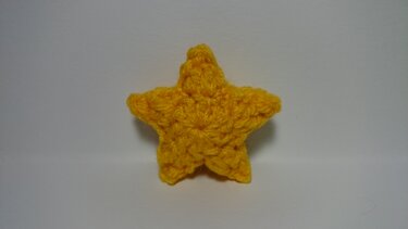 Kleiner gelber Häkelstern mit fünf Zacken