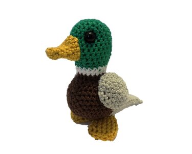 Gehäkelte Amigurumi-Ente mit grünem Kopf, gelbem Schnabel und braunem Körper