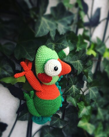 Gehäkeltes Amigurumi in Grün und Orange mit großem appliziertem Auge