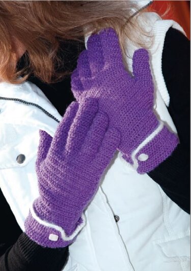 Nahaufnahme von lila gehäkelten Damenhandschuhen mit weißem Saum und Knopf