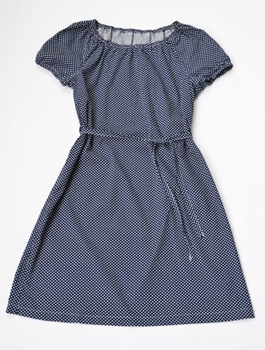 Dunkelblaues Kleid mit weißen Pünktchen, gerafftem Ausschnitt und Bindegürtel