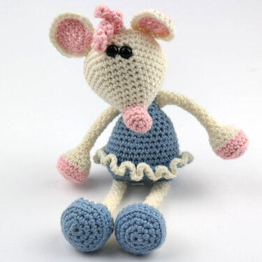 Gehäkelte Amigurumi‑Maus in Creme mit blauem Kleid und rosa Schleife