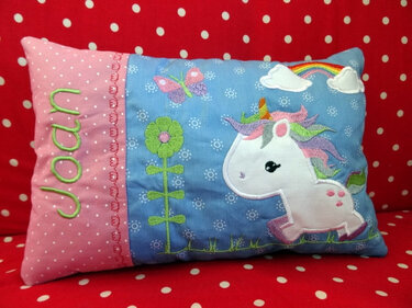 Einhorn und Schmetterling unterm Regenbogen Stickdatei - Sticken