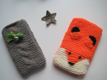Gestrickte Dekohüllen: orange Fuchs mit weißer Schnauze und graue Zopfmuster‑Hülle mit grünem Band