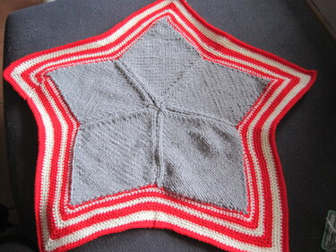 Strickanleitung Weihnachtsbaum Decke mit Häkelrand