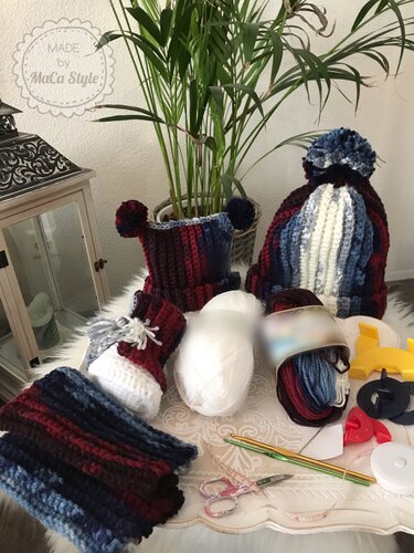 Gehäkelte Baby-Bommelmütze, Schlauchschal und Babyschuhe in Blau- und Burgundtönen mit Garn und Häkelnadel