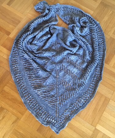 Gestricktes dreieckiges Lacetuch in Blaugrau mit Lochmuster, auf Parkett ausgelegt