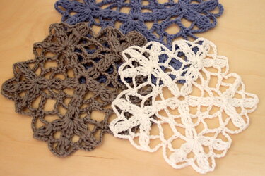 Häkelanleitung Weihnachtsdeckchen Schneeflocke