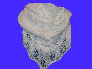 Weißes Dreieckstuch, gestrickt, mit zentralem Zopfmuster und Ajourkante