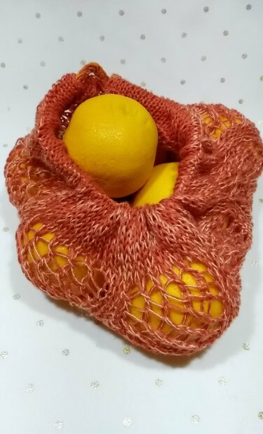 Orange, luftig gestrickte Netz-Tasche mit Zitronen