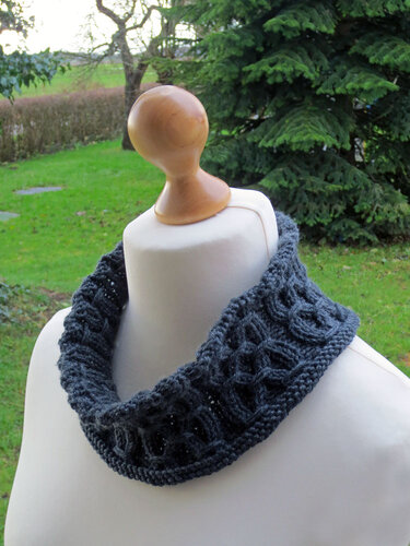 dunkelgrauer gestrickter Loop mit Wabenmuster auf Schaufensterpuppe