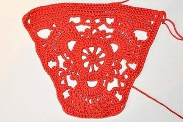 Rotes Häkel-Dreieck mit klarem Blumenmuster
