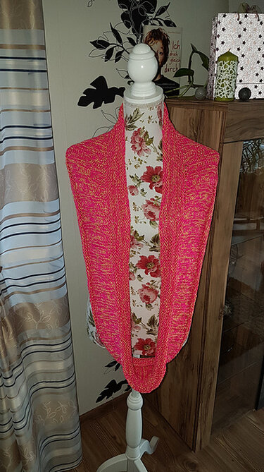 Gestrickter Loop-Schal pink-gelb auf Schneiderpuppe