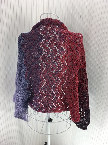 Gehäkelter Schal mit offenem Lochmuster und Farbverlauf von Violett zu Bordeaux, drapiert auf Schneiderpuppe
