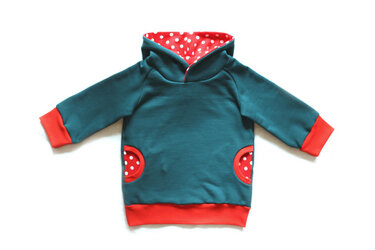 Baby-Kapuzenpullover in Petrol mit rot-weiß gepunktetem Kapuzenfutter, runden Eingrifftaschen und roten Bündchen