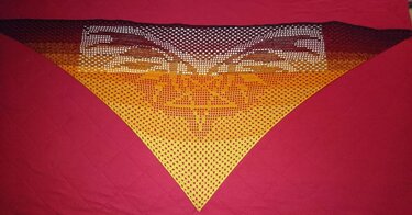 Dreieckiges Häkeltuch im Filetmuster mit Farbverlauf von Dunkelrot zu Gelb und stilisierter Eule auf rotem Untergrund
