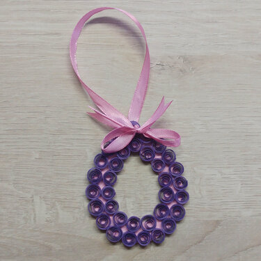 Lila Quilling-Osteranhänger mit rosa Satinband