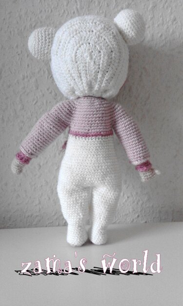 Rückansicht einer gehäkelten Amigurumi-Puppe in Weiß und Rosa