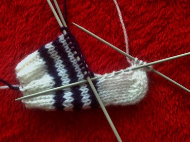 Strickanleitung Ringelsöckchen für Puppen oder Frühchen Sohlenlänge 6 cm