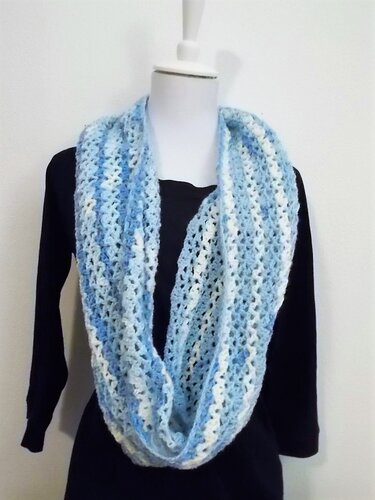 Loop mit blau-weißem Farbverlauf - Häkelanleitung in Runden und Reihen gehäkelt